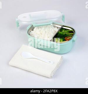 Ouvre le porte-repas ou le panier repas avec du riz et du plat légume sur fond blanc Banque D'Images