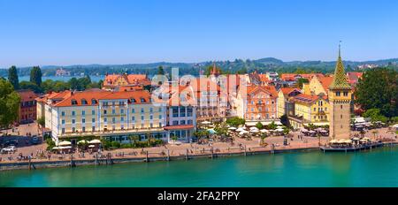 Port dans le port de Lindau, Bavière. Ville allemande sur une île au milieu du lac de Constance. Vue depuis le nouveau phare Banque D'Images