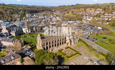 Vue aérienne depuis le drone de l'abbaye de Jedburgh (fermé pendant le confinement) à Jedburgh, aux frontières écossaises, en Écosse, au Royaume-Uni Banque D'Images