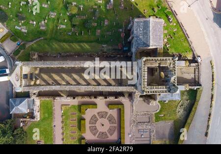 Vue aérienne depuis le drone de l'abbaye de Jedburgh (fermé pendant le confinement) à Jedburgh, aux frontières écossaises, en Écosse, au Royaume-Uni Banque D'Images