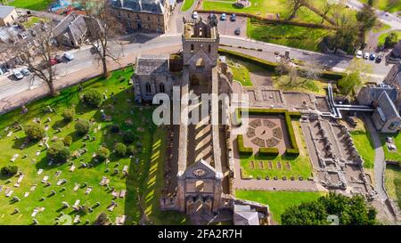 Vue aérienne depuis le drone de l'abbaye de Jedburgh (fermé pendant le confinement) à Jedburgh, aux frontières écossaises, en Écosse, au Royaume-Uni Banque D'Images