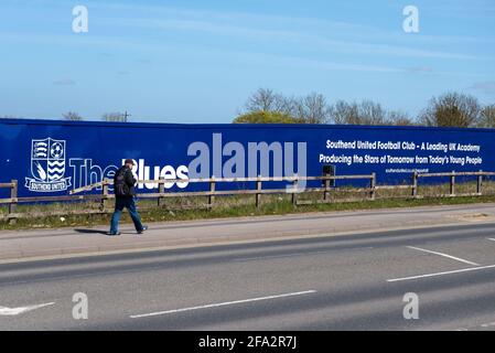 Fossetts Way, Southend on Sea, Essex, Royaume-Uni. 22 avril 2021. Le club de football de Southend Utd languit près du bas de la deuxième ligue et risque fortement de se reléguer au statut de non-ligue. Les fans blâment le président Ron Martin pour avoir mis l'accent sur le développement de Roots Hall pour le logement vers un nouveau stade de développement à Fossetts Farm Fields au détriment de l'équipe. Une perte pour l'Orient ce samedi confirmerait la relégation Banque D'Images