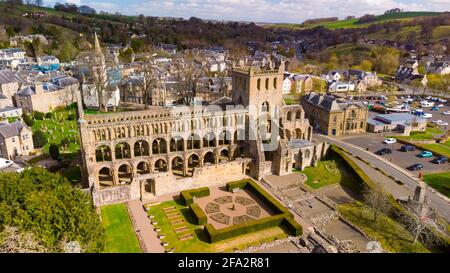 Vue aérienne depuis le drone de l'abbaye de Jedburgh (fermé pendant le confinement) à Jedburgh, aux frontières écossaises, en Écosse, au Royaume-Uni Banque D'Images