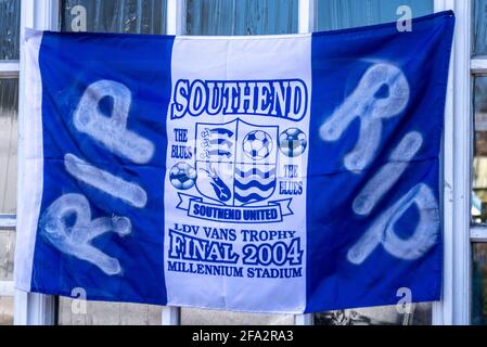 Victoria Avenue, Southend on Sea, Essex, Royaume-Uni. 22 avril 2021. Le club de football de Southend Utd languit près du bas de la deuxième ligue et risque fortement de se reléguer au statut de non-ligue. Des messages de protestation RIP sont apparus à l'extérieur du pub Blue Boar, près de leur Roots Hall Ground, à l'intérieur duquel le club a été fondé en 1906. Les fans blâment le président Ron Martin pour avoir mis l'accent sur le développement de Roots Hall pour le logement vers un nouveau stade de développement à Fossetts Farm Fields au détriment de l'équipe. Une perte pour l'Orient ce samedi confirmerait la relégation Banque D'Images