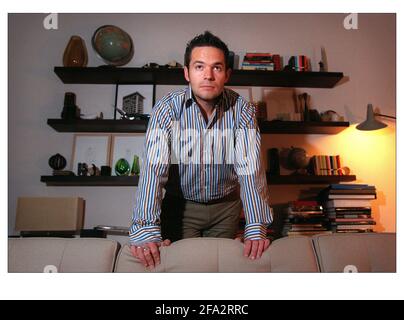 Tyler Brule dans son appartement à Londres W1 novembre 2000 Banque D'Images