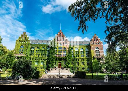 Lund, Suède - 30 août 2019 : façade de la bibliothèque centrale de l'Université avec des gens autour de l'été à l'Université de Lund à Lund, Scania, Suède Banque D'Images