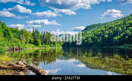 Vue magnifique sur un lac et quelques collines verdoyantes dans le parc national Jacques-Cartier, province de Québec, Canada. Tout est vert et plein d'esprit ici Banque D'Images