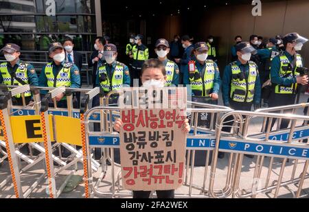 Manifestation d'étudiants contre le Japon pour libérer de l'eau contaminée par des matières radioactives à partir de Fukushima, 20 avril 2021 : Un étudiant d'université sud-coréen tient un panneau après qu'elle a eu ses cheveux rasés lors d'une manifestation contre le Japon devant la Twin Tree Tower, où l'ambassade japonaise en Corée du Sud est installée à Séoul, en Corée du Sud. Depuis avril 16, des étudiants sont assis devant l'ambassade pour protester contre la décision du gouvernement japonais de décharger dans l'océan de l'eau contaminée par des matières radioactives de la centrale nucléaire de Fukushima Daiichi, qui a été mise à jour. Le panneau indique : Banque D'Images