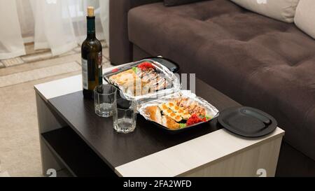 Dîner romantique pour deux à la maison, une petite table. Banque D'Images