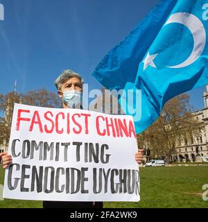 Les gens du groupe de solidarité Uyghur protestent devant les maisons Du Parlement le 22 avril 2021 en tant que député votez pour reconnaître le traitement Banque D'Images