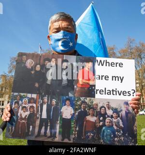 Les gens du groupe de solidarité Uyghur protestent devant les maisons Du Parlement le 22 avril 2021 en tant que député votez pour reconnaître le traitement Banque D'Images