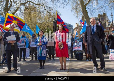 Les gens du groupe de solidarité Uyghur protestent devant les maisons Du Parlement le 22 avril 2021 en tant que député votez pour reconnaître le traitement Banque D'Images