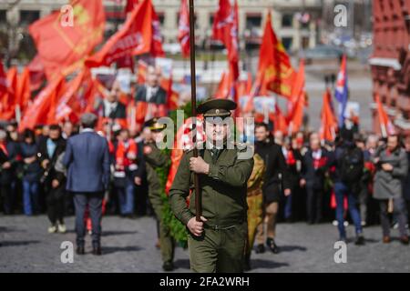 Moscou, Russie. 22 avril 2021. Les partisans du parti communiste de Russie (KPRF) assistent à une cérémonie de pose de fleurs au mausolée de Vladimir Lénine pour marquer le 151e anniversaire de la naissance du chef révolutionnaire à Moscou, en Russie, le 22 avril 2021. Credit: Evgeny Sinitsyny/Xinhua/Alay Live News Banque D'Images