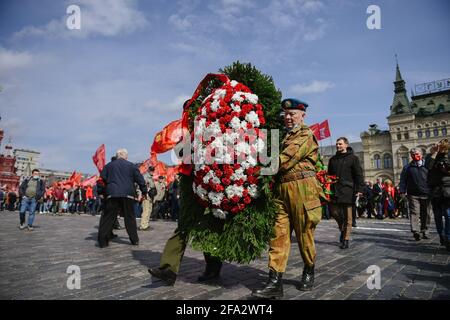 Moscou, Russie. 22 avril 2021. Les partisans du parti communiste de Russie (KPRF) assistent à une cérémonie de pose de fleurs au mausolée de Vladimir Lénine pour marquer le 151e anniversaire de la naissance du chef révolutionnaire à Moscou, en Russie, le 22 avril 2021. Credit: Evgeny Sinitsyny/Xinhua/Alay Live News Banque D'Images