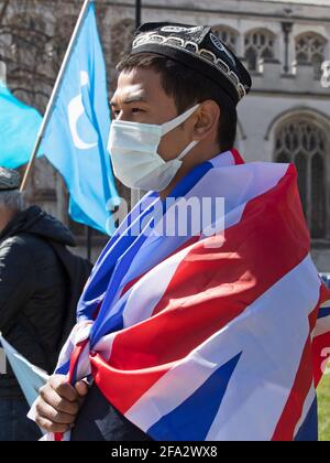 Les gens du groupe de solidarité Uyghur protestent devant les maisons Du Parlement le 22 avril 2021 en tant que député votez pour reconnaître le traitement Banque D'Images