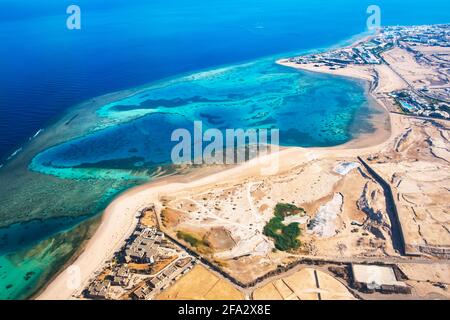 Belle vue depuis la fenêtre de l'avion sur la côte égyptienne Banque D'Images