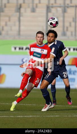 Heidenheim, Allemagne. 21 avril 2021. Firo: 21 avril 2021, ballon de football, 2ème Bundesliga, saison 2020/2021, 1er FC Heidenheim - VfL Bochum c. Left Christian Kuehlwetter (1.FC Heidenheim) et Herbert Bockhorn (VfL Bochum) | utilisation dans le monde crédit: dpa/Alay Live News Banque D'Images