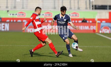 Heidenheim, Allemagne. 21 avril 2021. Firo: 21 avril 2021, ballon de football, 2ème Bundesliga, saison 2020/2021, 1er FC Heidenheim - VfL Bochum c. Left Marnon Busch (1.FC Heidenheim) et Gerrit Holtmann (VfL Bochum) | usage dans le monde crédit: dpa/Alay Live News Banque D'Images