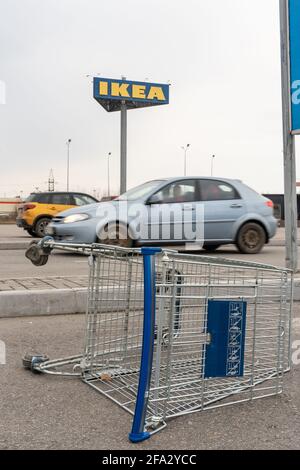 Un chariot ou un chariot abandonné est laissé sur le côté, de l'autre côté du panneau IKEA, sur un poteau à Saint-Pétersbourg, en Russie Banque D'Images