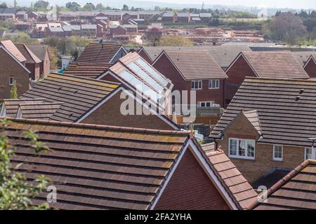 Vue sur les toits de maisons neuves à Pinhoe Exeter, Devon, avec panneaux solaires visibles et site de construction au loin. Nouveau bâtiment de maison, Banque D'Images