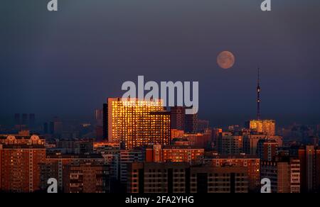 Horizon de la ville de Moscou tôt le matin lever du soleil avec lune Banque D'Images