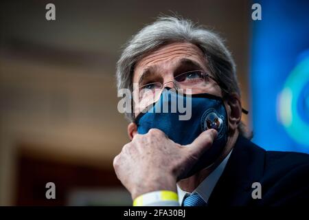 John Kerry, envoyé spécial du Président pour le climat, écoute lors d'un Sommet virtuel des dirigeants sur le climat, dans la salle est de la Maison Blanche, le jeudi 22 avril 2021 à Washington.Credit: Al Drago/Pool via CNP/MediaPunch Banque D'Images