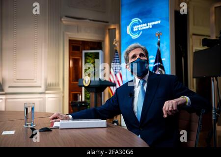 John Kerry, envoyé spécial du Président pour le climat, arrive lors d'un Sommet virtuel des dirigeants sur le climat, dans la salle est de la Maison Blanche, le jeudi 22 avril 2021 à Washington. Crédit: Al Drago/Pool via CNP /MediaPunch Banque D'Images