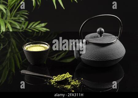 Poudre de thé Matcha et accessoires de thé sur fond noir. Cérémonie du thé. Boisson traditionnelle japonaise. Banque D'Images