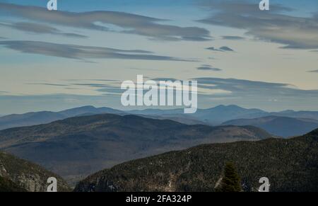 Vue de Mt. Mansfield Vermont à la station de ski de Stowe. Fin du printemps avec de la neige sur les montagnes et le ciel bleu. Banque D'Images