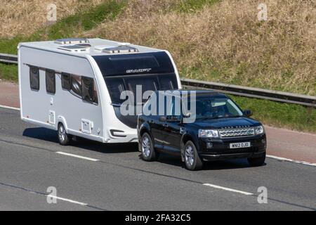 Land Rover Freelander HSEW SD4 Auto 2012 noir ; remorquage de caravane Swift sur l'autoroute M61, Royaume-Uni Banque D'Images