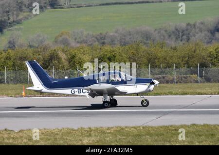 A Piper PA28-140 G-BCJN Cherokee simple moteur quatre feux de siège Atterrissage à l'aéroport international de Bristol le 22 Avril 2021 Banque D'Images