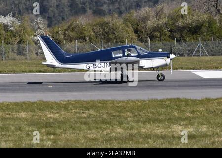 A Piper PA28-140 G-BCJN Cherokee simple moteur quatre feux de siège Atterrissage à l'aéroport international de Bristol le 22 Avril 2021 Banque D'Images