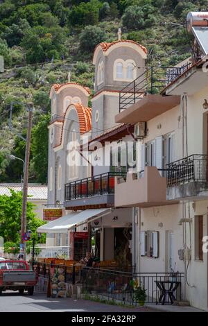 Spili, Crète, Grèce, Europe. StreetView avec église et bar. Photo D.V. Banque D'Images