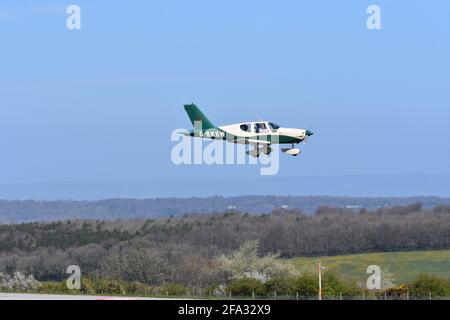 Un petit avion léger débarque à l'aéroport de Lulsgate, Bristol, Angleterre, Royaume-Uni Banque D'Images