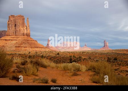 Monument Valley es un parque nacional manejado por la Nacion Navajo, donde se encuentran más de 100 sitios con vestigios de los Anasazi, como falaise dw Banque D'Images