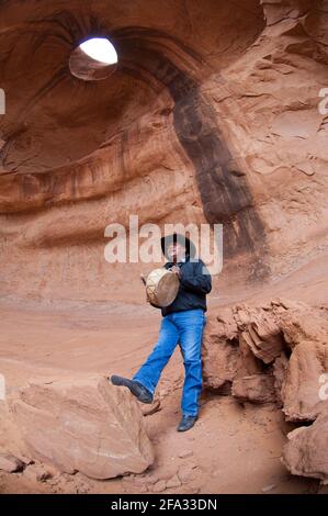 Monument Valley es un parque nacional manejado por la Nacion Navajo, donde se encuentran más de 100 sitios con vestigios de los Anasazi, como falaise dw Banque D'Images