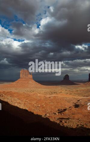 Monument Valley es un parque nacional manejado por la Nacion Navajo, donde se encuentran más de 100 sitios con vestigios de los Anasazi, como falaise dw Banque D'Images