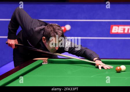 Ronnie O'Sullivan, d'Angleterre, joue un tir pendant le sixième jour des Championnats du monde de Snooker Betfred 2021 au Crucible, Sheffield. Date de la photo : jeudi 22 avril 2021. Banque D'Images