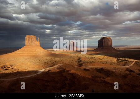 Monument Valley es un parque nacional manejado por la Nacion Navajo, donde se encuentran más de 100 sitios con vestigios de los Anasazi, como falaise dw Banque D'Images