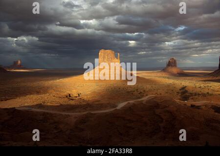 Monument Valley es un parque nacional manejado por la Nacion Navajo, donde se encuentran más de 100 sitios con vestigios de los Anasazi, como falaise dw Banque D'Images