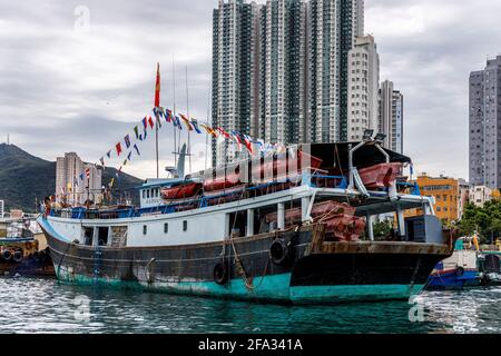 Aberdeen Harbour, Hong Kong, Chine. Célèbre pour ses bateaux de pêche et sa flotte de junk. Aussi bien connu pour ses restaurants flottants. Banque D'Images