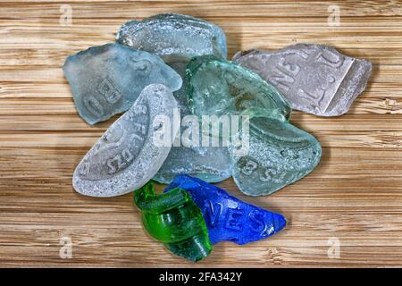 Collection de verre de mer sur fond de bambou Banque D'Images