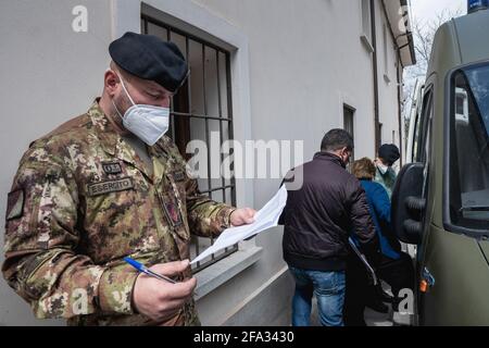 Un membre du Groupe de travail de l'armée italienne lit le document de quelqu'un avant la vaccination. Une unité de santé mobile de l'armée italienne a atteint Longobucco, un village isolé du parc national de Sila, pour mener à bien le programme de vaccination Covid-19 pour les personnes handicapées et les personnes âgées de plus de 80 ans. À la suite de l'augmentation du nombre de cas de Covid19 dans la région, le groupe de travail médical de l'armée italienne, de concert avec l'autorité sanitaire provinciale (ASP) de Cosenza et des volontaires de Misericordia, a commencé à fournir le vaccin Pfizer/BioNTech aux personnes vulnérables vivant dans les montagnes et dans les zones où l'hygiène est insuffisante Banque D'Images