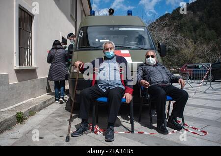 Deux hommes âgés ont vu assis devant l'unité de santé mobile de l'armée italienne alors qu'ils attendent la vaccination Covid19. Une unité de santé mobile de l'armée italienne a atteint Longobucco, un village isolé du parc national de Sila, pour mener à bien le programme de vaccination Covid-19 pour les personnes handicapées et les personnes âgées de plus de 80 ans. À la suite de l'augmentation des cas de Covid19 dans la région, le groupe de travail médical de l'armée italienne, de concert avec l'autorité sanitaire provinciale (ASP) de Cosenza et des volontaires de Misericordia, a commencé à fournir le vaccin Pfizer/BioNTech aux personnes vulnérables vivant dans les montagnes Banque D'Images