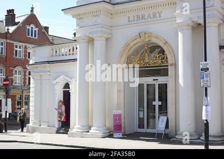 Vue sur la bibliothèque Gibson / la bibliothèque municipale de Market Town of Saffron Walden, Essex, Grande-Bretagne Banque D'Images