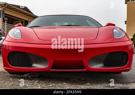 Vue avant d'une voiture de sport rouge Banque D'Images