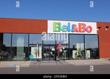 LEBBEKE, BELGIQUE, 17 AVRIL 2021 : vue extérieure d'un magasin de vêtements Bel et Bo. C'est une société et une chaîne de magasins belges qui font la promotion de la qualité à un prix abordable Banque D'Images