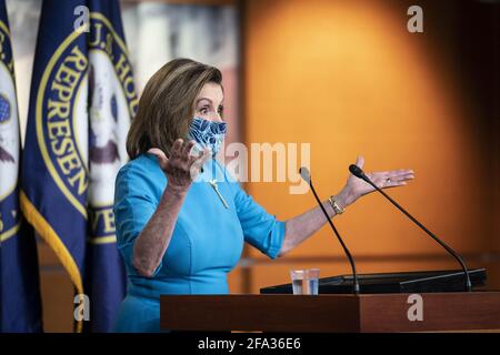 Washington, États-Unis. 22 avril 2021. La conférencière Nancy Pelosi, D-Californie, tient sa conférence de presse hebdomadaire à Capitol Hill, à Washington, DC, le jeudi 22 avril 2021. Photo de Sarah Silbiger/UPI crédit: UPI/Alay Live News Banque D'Images