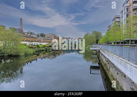 La rivière Liffey à Dublin, en Irlande, avec le Wellington Monument sur la gauche et le Clancy Quay Apartment Complex sur la droite. Banque D'Images