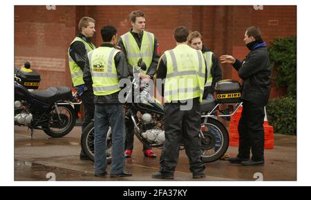 Alastair Weaver sur Blue Honda à l'école de conduite R.A.E. de Ham dans le sud-ouest de Londres, les élèves sont pris par une série de mannequins et de tests pour recevoir la moto C.B.T. de theire à l'école de conduite R.A.E. de Ham dans le sud-ouest de Londres.pic David Sandison 6/12/2003 Banque D'Images